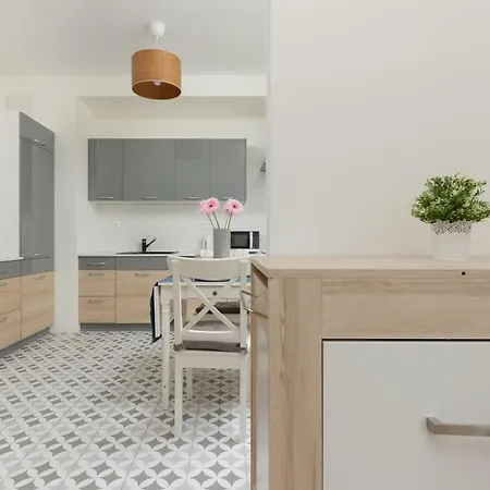 Sierakowskiego By Renters شقة